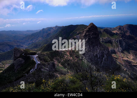 Blick auf Roque de Agando eine prominente Felsformation, eine der bekanntesten Vulkanstöpsel einer Gruppe namens Los Roques, auf der Insel La Gomera, einer der kleineren Kanarischen Inseln, einer autonomen Gemeinschaft Spaniens Stockfoto