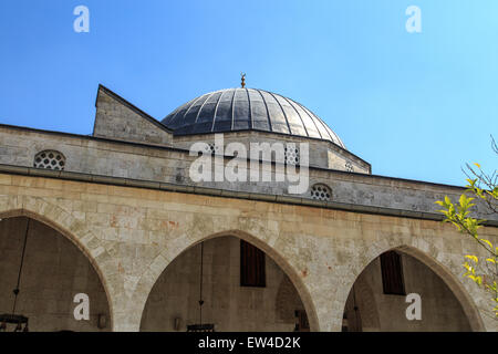 Ansicht von unten auf die Kuppel der historischen Habibi Neccar Moschee, auf blauen Himmelshintergrund hautnah. Stockfoto