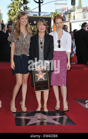 LOS ANGELES, CA - 1. August 2011: Sissy Spacek (Mitte) mit Schauspielerinnen Ahna O' Reilly & Jessica Chastain (rechts) auf dem Hollywood Boulevard, wo sie mit dem 2,443rd Stern auf dem Hollywood Walk of Fame geehrt wurde. Stockfoto