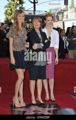 LOS ANGELES, CA - 1. August 2011: Sissy Spacek (Mitte) mit Schauspielerinnen Ahna O' Reilly & Jessica Chastain (rechts) auf dem Hollywood Boulevard, wo sie mit dem 2,443rd Stern auf dem Hollywood Walk of Fame geehrt wurde. Stockfoto