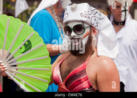 Männer, gekleidet in ziehen Sie am Kapital Pride Festival 2015 - Washington, DC USA Stockfoto