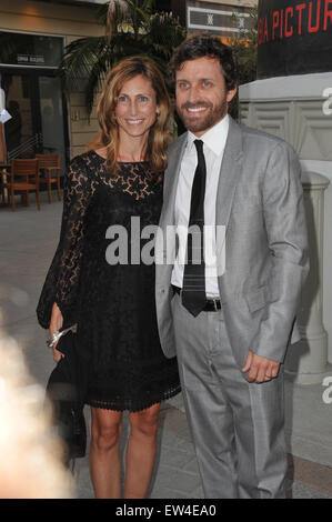 LOS ANGELES, CA - 14. Juli 2011: Rob Benedict & Frau bei der Premiere seines neuen Films "Ein wenig Hilfe" im Teatro Cary Grant in Sony Bilder Studios. Stockfoto