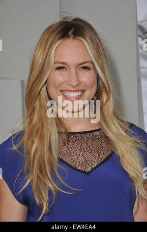 LOS ANGELES, CA - 14. Juli 2011: Sarah Carter bei der Premiere von "A Little Help" im Teatro Cary Grant in Sony Bilder Studios. Stockfoto