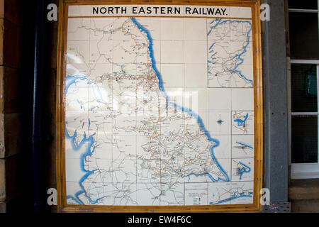 Gekachelte Karte zeigt die Route der alten North Eastern Railway, Scarborough Station, Scarborough, North Yorkshire, England UK Stockfoto