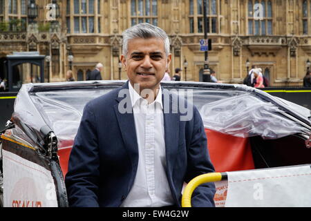 London, UK. 17. Juni 2015. Klima-Lobby des Parlaments in London, Vereinigtes Königreich. MP Sadiq Khan nehmen eine freie Fahrt zu der Kampagne unter dem Klima Lobby des Parlaments im Parlament grün. Bildnachweis: Siehe Li/Alamy Live News Stockfoto