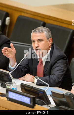 New York, großen Trends der Gestaltung der Welt von heute "am Sitz Vereinten Nationen in New York. 17. Juni 2015. Thomas Friedman, US-amerikanischer Journalist, Kolumnist und Autor, spricht bei einem Treffen am "Großen Trends gestalten die Welt von heute" am Sitz Vereinten Nationen in New York, 17. Juni 2015. Die Welt ist nicht mehr flach; die Welt ist jetzt schnell, sagte Thomas Friedman, der Autor des internationalen Bestsellers The Welt ist flach, wenn er hier am Mittwoch die großen Trends skizziert, die die heutige Welt prägen. © Li Muzi/Xinhua/Alamy Live-Nachrichten Stockfoto