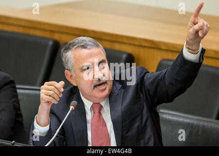 New York, großen Trends der Gestaltung der Welt von heute "am Sitz Vereinten Nationen in New York. 17. Juni 2015. Thomas Friedman, US-amerikanischer Journalist, Kolumnist und Autor, spricht bei einem Treffen am "Großen Trends gestalten die Welt von heute" am Sitz Vereinten Nationen in New York, 17. Juni 2015. Die Welt ist nicht mehr flach; die Welt ist jetzt schnell, sagte Thomas Friedman, der Autor des internationalen Bestsellers The Welt ist flach, wenn er hier am Mittwoch die großen Trends skizziert, die die heutige Welt prägen. © Li Muzi/Xinhua/Alamy Live-Nachrichten Stockfoto