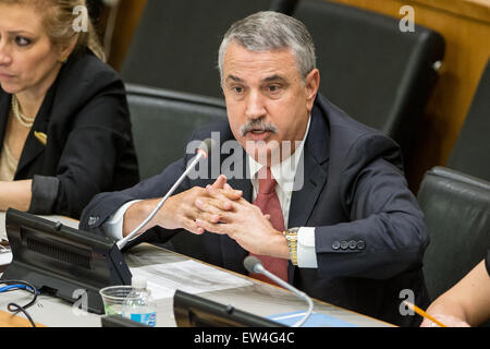 New York, großen Trends der Gestaltung der Welt von heute "am Sitz Vereinten Nationen in New York. 17. Juni 2015. Thomas Friedman, US-amerikanischer Journalist, Kolumnist und Autor, spricht bei einem Treffen am "Großen Trends gestalten die Welt von heute" am Sitz Vereinten Nationen in New York, 17. Juni 2015. Die Welt ist nicht mehr flach; die Welt ist jetzt schnell, sagte Thomas Friedman, der Autor des internationalen Bestsellers The Welt ist flach, wenn er hier am Mittwoch die großen Trends skizziert, die die heutige Welt prägen. © Li Muzi/Xinhua/Alamy Live-Nachrichten Stockfoto