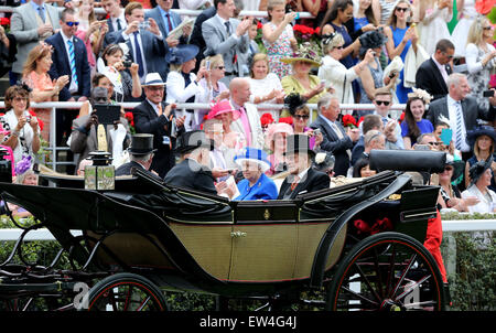 Ascot, Berkshire, UK. 17. Juni 2015. 17. Juni 2015. Königin Elizabeth II und ihr Ehemann Prinz Philip Herzog von Edinburgh in die königliche Kutsche für Tag 2 der Royal Ascot auf dem Ascot Racecourse in Ascot, Großbritannien am 17. Juni 2015 ankommen. Bildnachweis: Han Yan/Xinhua/Alamy Live-Nachrichten Stockfoto