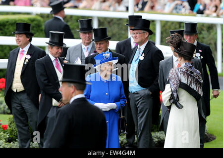 Ascot, Berkshire, UK. 17. Juni 2015. 17. Juni 2015. Queen Elizabeth II (C) spricht mit anderen nach der Ankunft in die königliche Kutsche für Tag 2 der Royal Ascot auf dem Ascot Racecourse in Ascot, Großbritannien am 17. Juni 2015. Bildnachweis: Han Yan/Xinhua/Alamy Live-Nachrichten Stockfoto