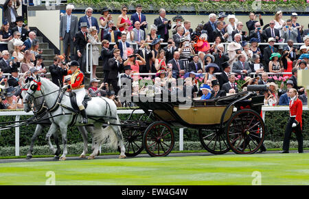 Ascot, Berkshire, UK. 17. Juni 2015. 17. Juni 2015. Königin Elizabeth II und ihr Ehemann Prinz Philip Herzog von Edinburgh in die königliche Kutsche für Tag 2 der Royal Ascot auf dem Ascot Racecourse in Ascot, Großbritannien am 17. Juni 2015 ankommen. Bildnachweis: Han Yan/Xinhua/Alamy Live-Nachrichten Stockfoto