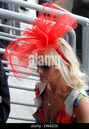 Ascot, Berkshire, UK. 17. Juni 2015. 17. Juni 2015. Eine Dame trägt ein Fascinator ist tagsüber 2 Royal Ascot 2015 in Ascot, Großbritannien am 17. Juni 2015 gesehen. Bildnachweis: Han Yan/Xinhua/Alamy Live-Nachrichten Stockfoto