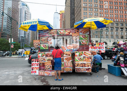 Ein Lebensmittel-Anbieter auf Batterie Platz in Lower Manhattan, New York City mit 1 World Trade Center im Hintergrund. Stockfoto