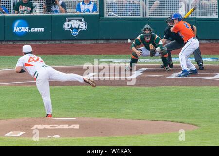 Omaha, NE, USA. 17. Juni 2015. Zwei der längsten Hauptdurchläufe in der College World Series seit 2011 wurden beide von Florida Spielern getroffen. Floridas Harrison Bader #8 traf der erste Home Run auf 414' gefolgt von Buddy Reed #23 412' getroffen. Harrison Bader #8 in Aktion während Spiel 9 von 2015 NCAA Men es College World Series zwischen den Miami Hurricanes und Florida Gators im TD Ameritrade Park in Omaha, NE. Nathan Olsen/Cal Sport Media/Alamy Live-Nachrichten Stockfoto