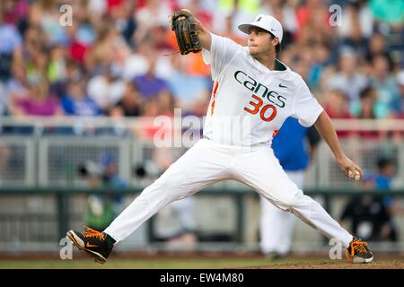 Omaha, NE, USA. 17. Juni 2015. Miami-Pitcher Andrew Suarez #30 in Aktion während Spiel 9 von 2015 NCAA Men es College World Series zwischen den Miami Hurricanes und Florida Gators im TD Ameritrade Park in Omaha, NE. Heutige Besucherzahl. Nathan Olsen/Cal Sport Media/Alamy Live-Nachrichten Stockfoto