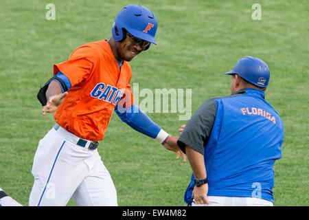 Omaha, NE, USA. 17. Juni 2015. Zwei der längsten Hauptdurchläufe in der College World Series seit 2011 wurden beide von Florida Spielern getroffen. Floridas Harrison Bader #8 traf der erste Home Run auf 414' gefolgt von Buddy Reed #23 412' getroffen. Florida Buddy Reed #23 in Aktion während Spiel 9 von 2015 NCAA Men es College World Series zwischen den Miami Hurricanes und Florida Gators im TD Ameritrade Park in Omaha, NE. Nathan Olsen/Cal Sport Media/Alamy Live-Nachrichten Stockfoto