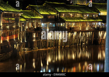 Fenghuang. 17. Juni 2015. Foto aufgenommen am 17. Juni 2015 zeigt die Nachtansicht von der antiken Stadt Fenghuang, Zentral-China Hunan Provinz. Bildnachweis: Lange Hongtao/Xinhua/Alamy Live-Nachrichten Stockfoto