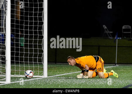 Boston, Massachusetts, USA. 17. Juni 2015. New England Revolution Torhüter Brad Knighton (18) blickt zurück auf die Kugel, die von ihm bei den US Open Cup vierten Runde zwischen New England Revolution und der Charlotte Unabhängigkeit Soccer Stadium Harvards Soldaten Feld gehalten habe. Die Unabhängigkeit gegen die Revolution 1-0. Eric Canha/CSM/Alamy Live-Nachrichten Stockfoto