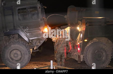 Salisbury, Wiltshire, UK. 18. Juni 2015. GV zeigen die beschädigten LKW nach zwanzig Soldaten verletzt werden auf Salisbury Plain während Übung in der Nähe von Stonehenge 14 Soldaten verletzt auf Salisbury Plain nach Kollision mit zwei Militärfahrzeuge, die ein Unfall mit zwei Militärfahrzeuge auf dem Salisbury Plain heute Abend stattgefunden hat.  Fünf Menschen mit lebensbedrohlichen Verletzungen Schwerverletzten nach Salisbury Southampton General Hospital und acht Menschen geflogen worden, sagte South West Ambulance. Bildnachweis: Jason Kay/Alamy Live News Stockfoto