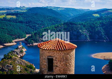 Frankreich, Loire, Dorf Chambles, Essalois Burg über dem Loire-Tal Stockfoto