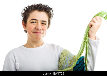 Fröhlicher hispanische junge im weißen langärmeliges Hemd Lächeln halten einige extravaganten und protzige Grüne Krawatten Stockfoto