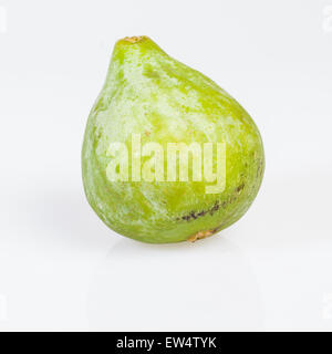 Frisch geerntete Reife grüne Feigen auf weiß Stockfoto