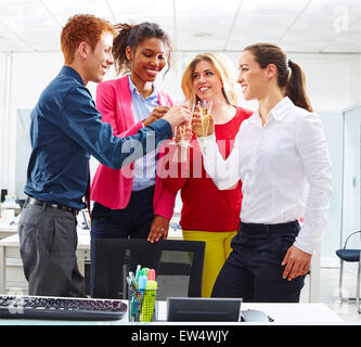 Happy Business Team Toasten mit Champagner feiert den Erfolg Stockfoto