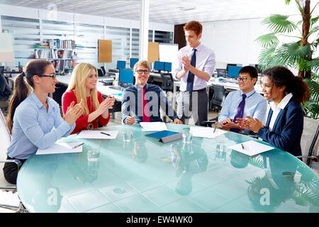 Executive Business Team klatschte Hände in Meeting im Büro gemischtrassige Leute Stockfoto