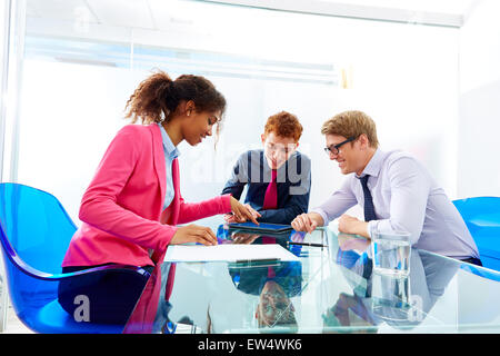 Multi ethnischen Teamarbeit von jungen Geschäftsleuten treffen arbeiten im Büro Stockfoto