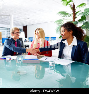 Executive-Handshake Geschäftsmann und afrikanischen Geschäftsfrau im Büro treffen Stockfoto
