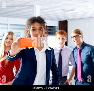 Afrikanischen jungen executive selfy Multi-ethnischen Teamarbeit-Gruppe als Marktführer im Bereich Büro Stockfoto