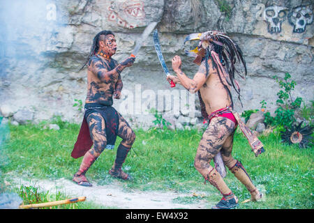 Zwei Indianer in eine Machete zu kämpfen, während des Festivals von Valle del Maiz in San Miguel de Allende, Mexiko Stockfoto