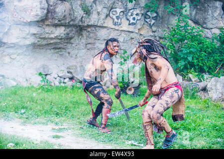 Zwei Indianer in eine Machete zu kämpfen, während des Festivals von Valle del Maiz in San Miguel de Allende, Mexiko Stockfoto