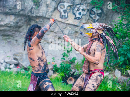 Zwei Indianer in eine Machete zu kämpfen, während des Festivals von Valle del Maiz in San Miguel de Allende, Mexiko Stockfoto