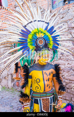 Indianer mit Tracht beteiligt sich beim Festival des Valle del Maiz in San Miguel de Allende, Mexiko. Stockfoto