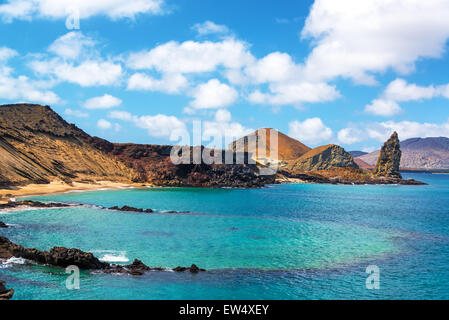 Blick auf eine Unterwasser Krater im Vordergrund mit Pinnacle Rock im Hintergrund auf Bartolome Insel der Galapagos Inseln Stockfoto