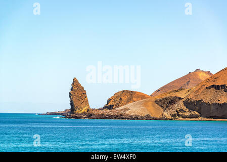 Pinnacle Rock mit den Ozean und die Berge auf Bartolome Insel auf den Galapagos Inseln in Ecuador Stockfoto