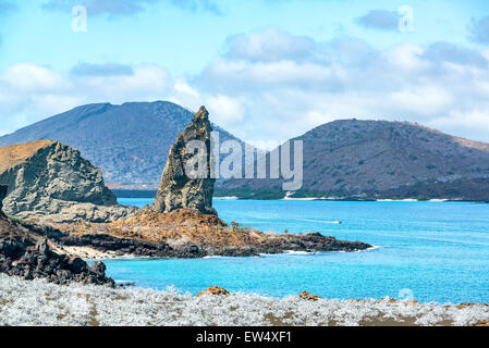 Blick auf die berühmte Pinnacle Rock auf den Galapagos Inseln Stockfoto