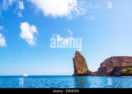 Blick auf Pinnacle Rock mit einem Schiff nach links davon auf den Galapagos Inseln Stockfoto