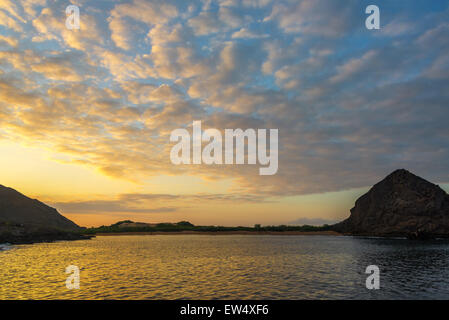 Sonnenaufgang über dem Sullivan Bay bei Bartolome Insel auf den Galapagos Inseln in Ecuador Stockfoto