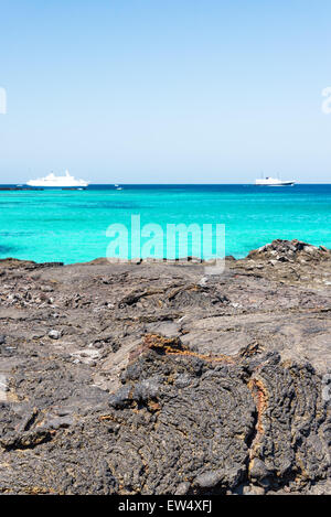 Lavastrom auf Insel Santiago mit türkisblauen Ozean auf den Galapagos Inseln in Ecuador Stockfoto