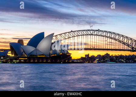 Sydney Opera House und Brücke bei Sonnenuntergang Stockfoto