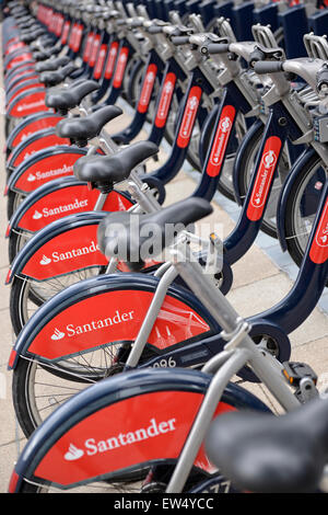 Santander-Zyklus Boris Leihräder an eine Docking-Station, London, England, UK. Stockfoto