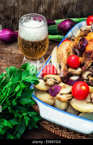 Huhn mit Pilzen, Kartoffeln und Gemüse im Glas gebacken Stockfoto