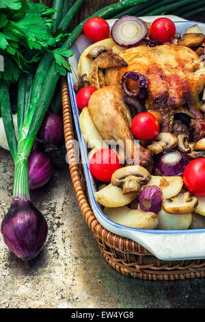 Huhn mit Pilzen, Kartoffeln und Gemüse im Glas gebacken Stockfoto