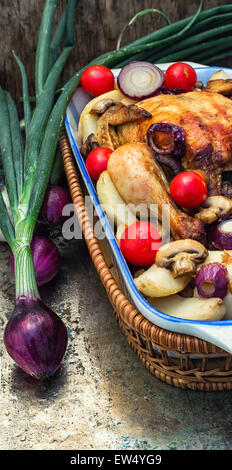 Huhn mit Pilzen, Kartoffeln und Gemüse im Glas gebacken Stockfoto