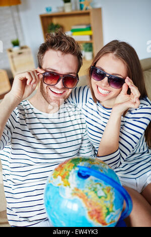 Verliebten Paar in Sonnenbrille Blick in die Kamera mit toothy Lächeln Stockfoto