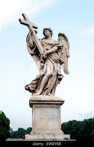 Engel mit Kreuz auf dem Ponte Sant'Angelo in Rom, die im 17. Jahrhundert von Ercole Ferrata geformt Stockfoto