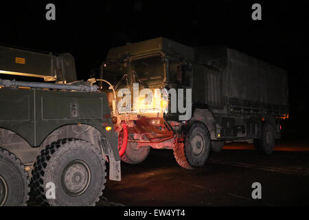 Salisbury, Wiltshire, UK. 18. Juni 2015. GV zeigen die beschädigten LKW nach zwanzig Soldaten verletzt werden auf Salisbury Plain während Übung in der Nähe von Stonehenge 14 Soldaten verletzt auf Salisbury Plain nach Kollision mit zwei Militärfahrzeuge, die ein Unfall mit zwei Militärfahrzeuge auf dem Salisbury Plain heute Abend stattgefunden hat.  Fünf Menschen mit lebensbedrohlichen Verletzungen Schwerverletzten nach Salisbury Southampton General Hospital und acht Menschen geflogen worden, sagte South West Ambulance. Bildnachweis: Jason Kay/Alamy Live News Stockfoto