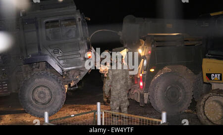 Salisbury, Wiltshire, UK. 18. Juni 2015. GV zeigen die beschädigten LKW nach zwanzig Soldaten verletzt werden auf Salisbury Plain während Übung in der Nähe von Stonehenge 14 Soldaten verletzt auf Salisbury Plain nach Kollision mit zwei Militärfahrzeuge, die ein Unfall mit zwei Militärfahrzeuge auf dem Salisbury Plain heute Abend stattgefunden hat.  Fünf Menschen mit lebensbedrohlichen Verletzungen Schwerverletzten nach Salisbury Southampton General Hospital und acht Menschen geflogen worden, sagte South West Ambulance. Bildnachweis: Jason Kay/Alamy Live News Stockfoto